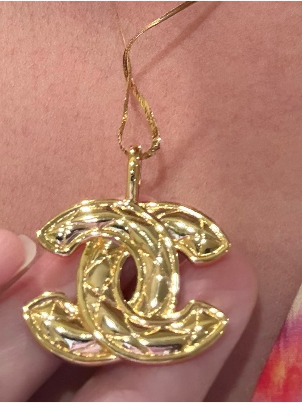 CHANEL Gold Interlocking CC Pendant Necklace - Picture 4 of 7